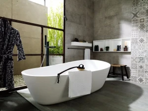 Ванна в центре комнаты в Krion® Porcelanosa Almond