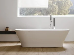 Овальная ванна в центре комнаты в Krion® Porcelanosa SLIM